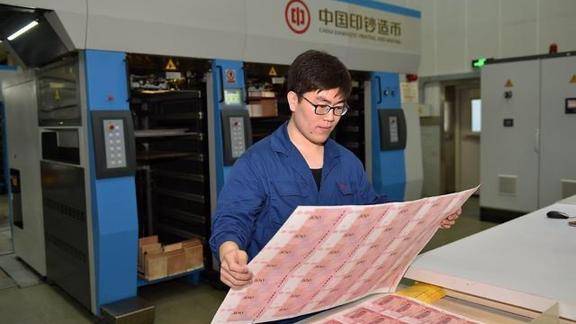 专门印钞的印钞厂,工人会不会偷偷拿点钱出来花呢?看完就知道了