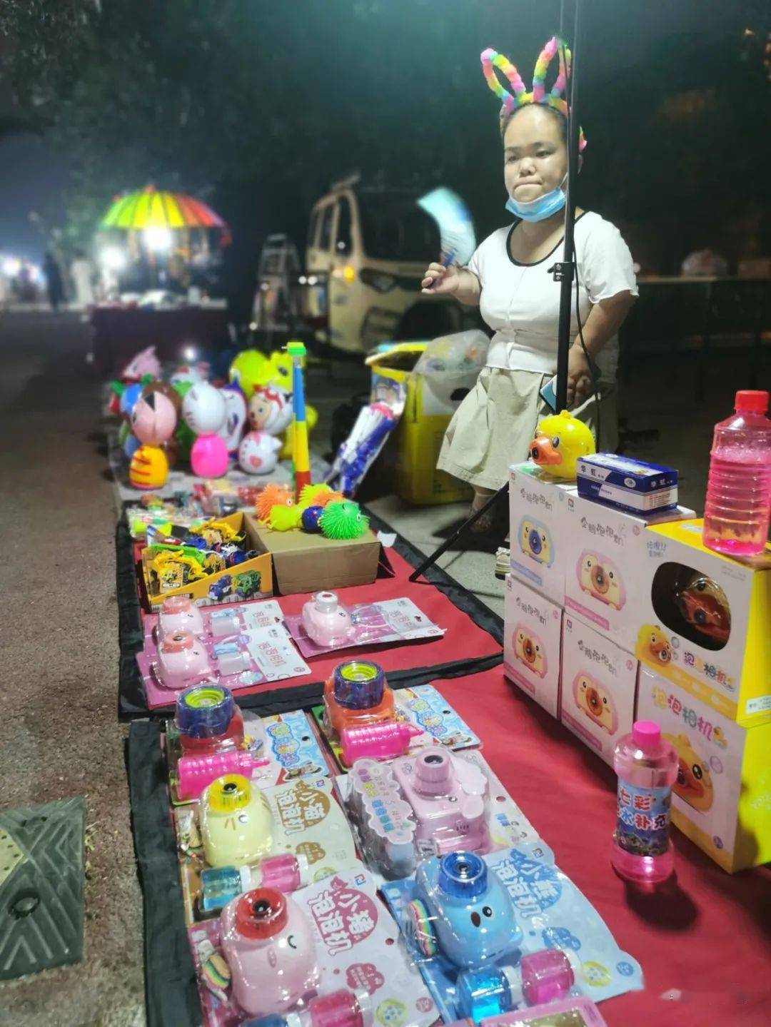 滨州"袖珍"女孩摆地摊创业:一天赚几十元也很快乐