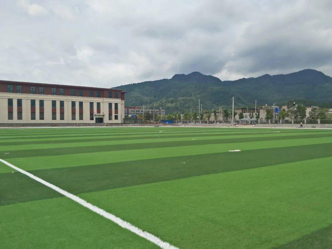 还有十来天开学了,利川一中新校区能如期完工吗?此外