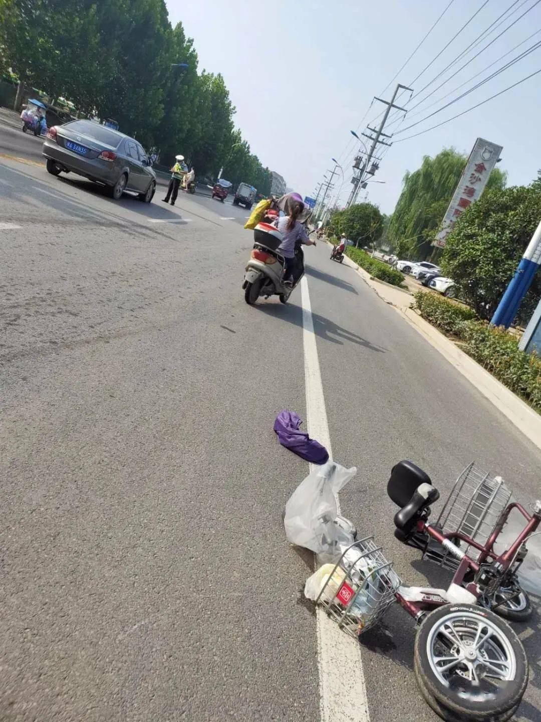滨河路一辆汽车与一辆老年三轮小骑车发生了刮蹭