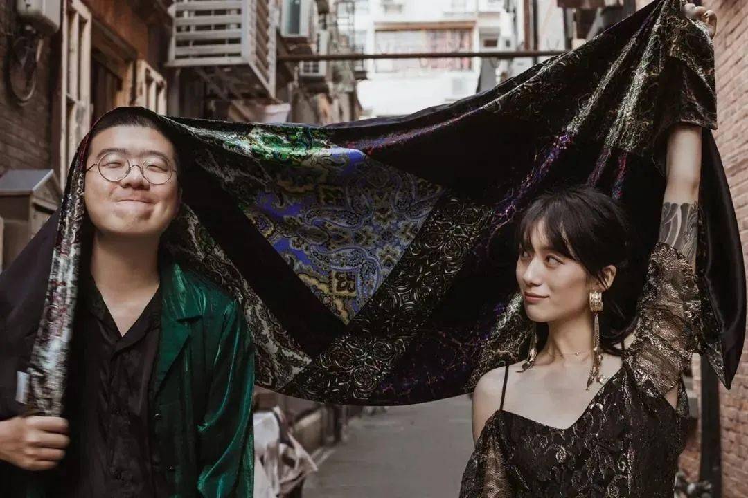 上市后他送给蒋方舟一本.