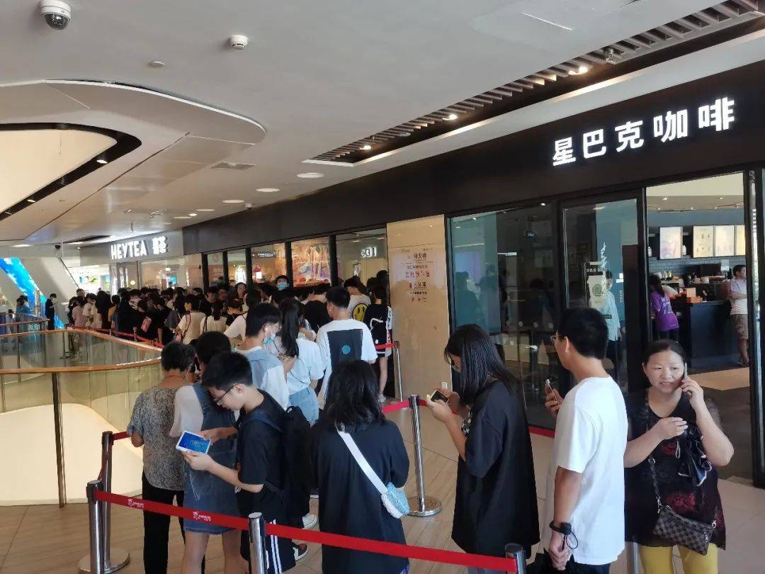 排队的人把星巴克包围.