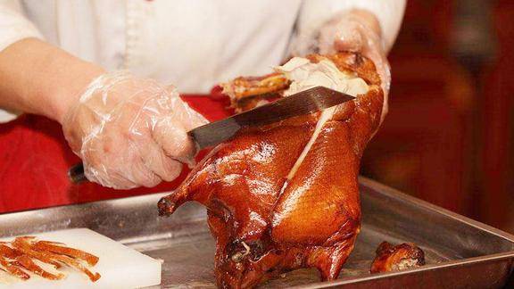 老外吃过北京烤鸭后大发雷霆怒骂中国人是奸商鸭骨头不给我