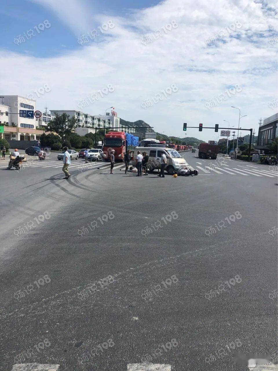 电瓶车撞上泥罐车…最近多起交通事故,现场惨不忍睹,老司机开车要