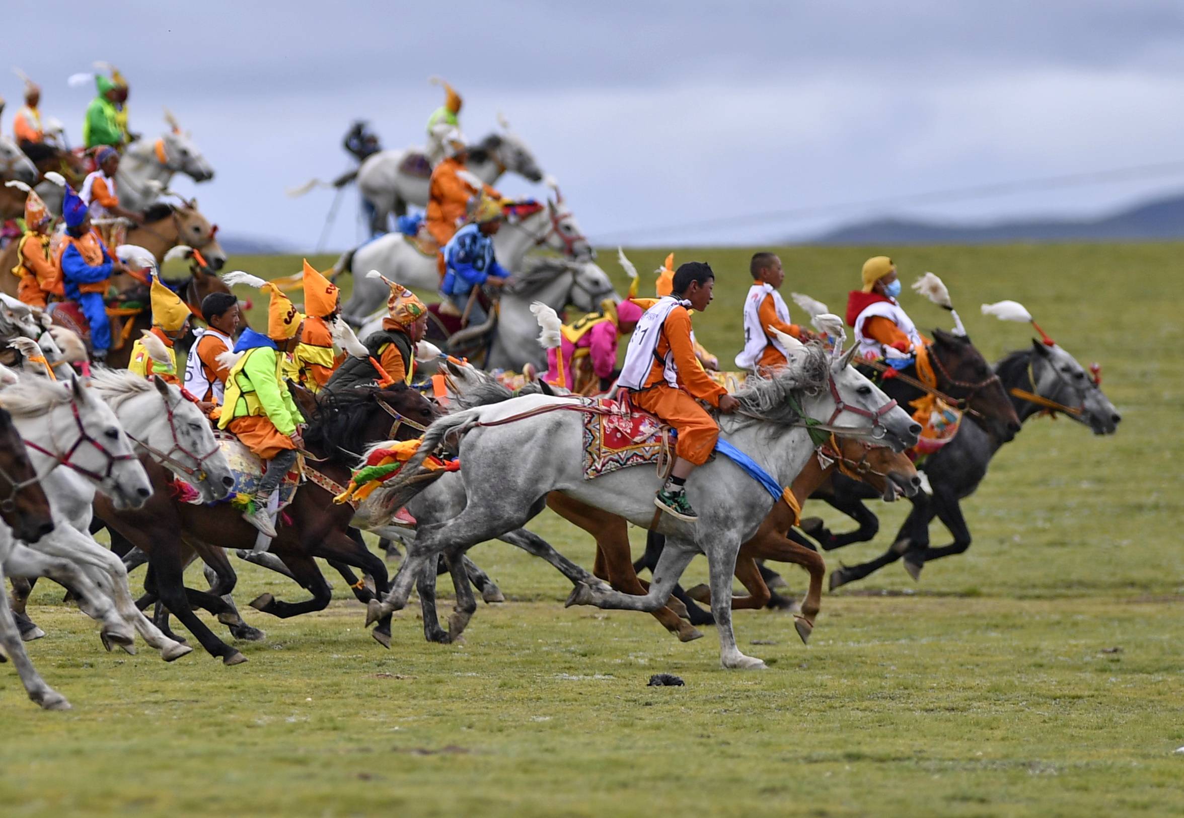 藏北高原上的传统大跑赛马