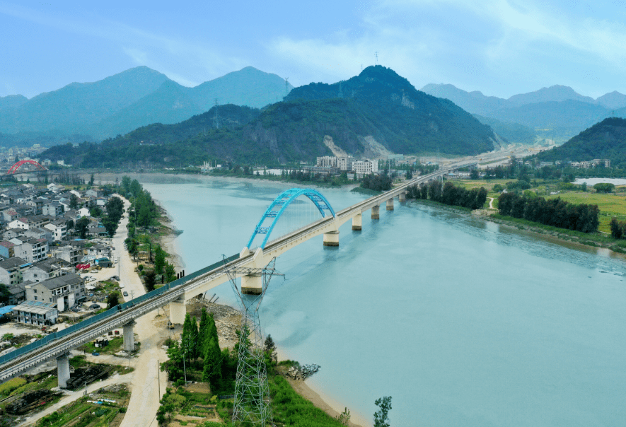 永嘉货物实现海铁联运乐清湾铁路正式开通运营