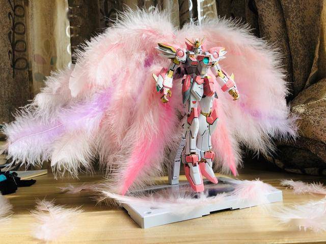 粉色掉毛飞翼高达模型改