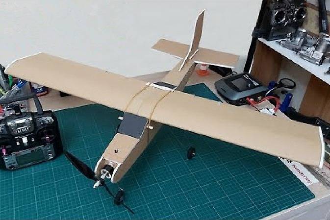 用纸板制作遥控飞机模型动手能力真厉害
