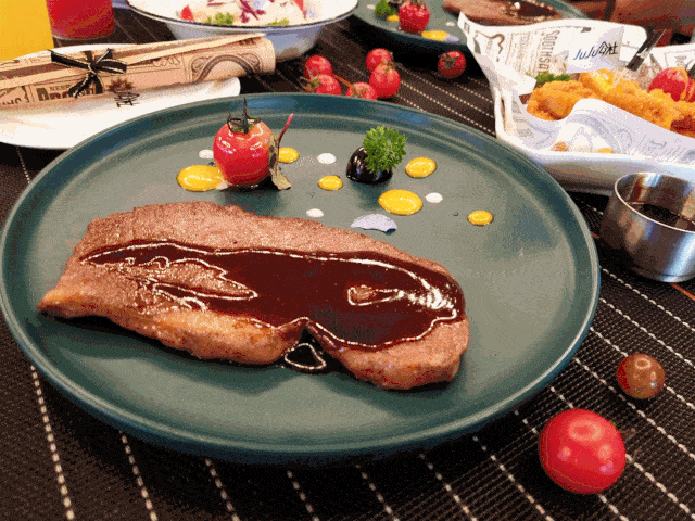 月牙形的云南土豆炸成外焦里嫩椒盐调味使它咸香适宜西式鸡排酥脆的