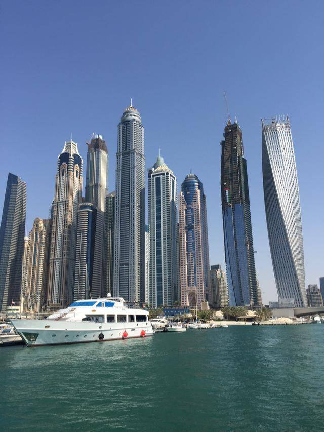 迪拜marina区(自摄)▲ 路上的粉红房车(自摄)没错,他们都是存在的