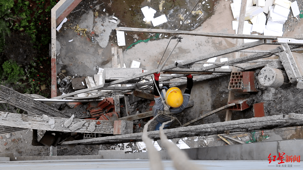 险!吊篮一端钢绳断裂, 抹灰工被困50米高空