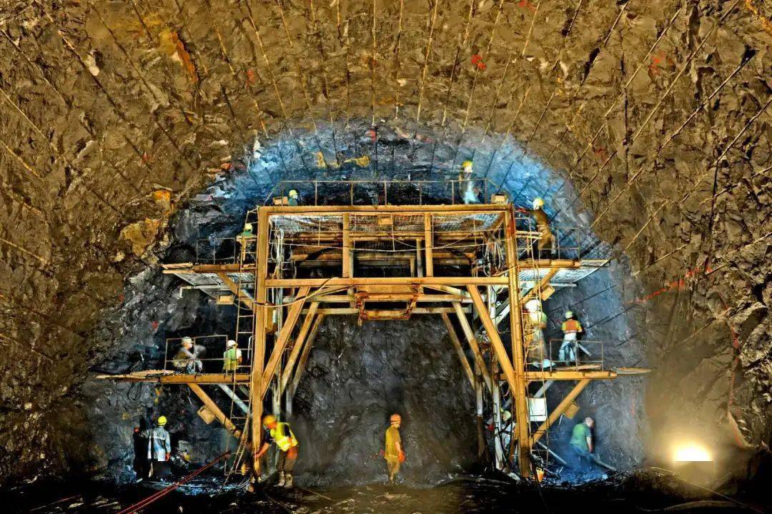 攻克重重困难建个元高速公路五老峰特长隧道顺利贯通
