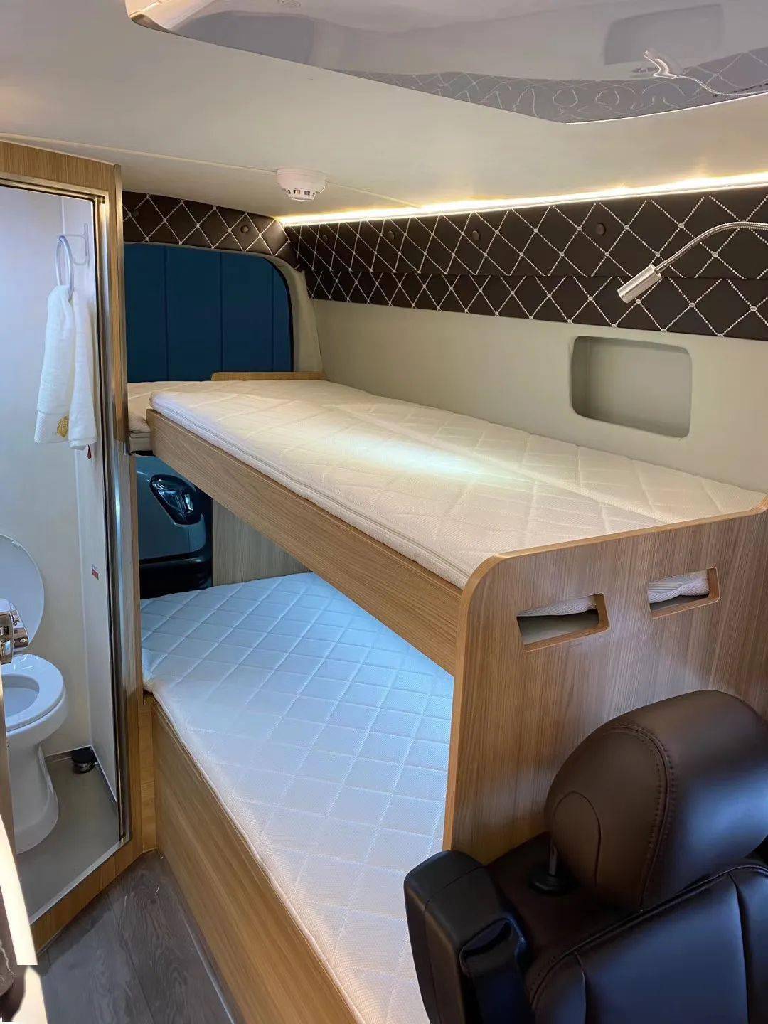 9.3成都房车展:纵置上下铺 实用家庭之选 美沃v90后驱后双胎b型房车