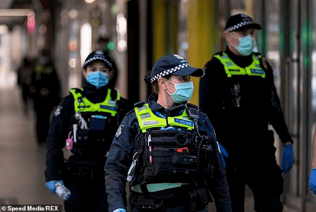 疫情封锁第四阶段期间的墨尔本警察(图片来源:《每日邮报》)