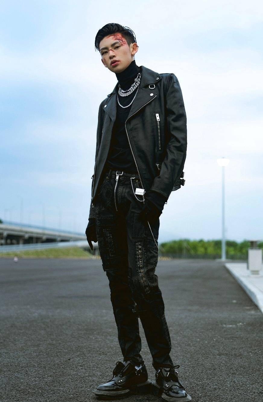 小鬼《pinky murder》mv拍摄图公开 伤痕凝结,褪下余温留下冰冷笑容