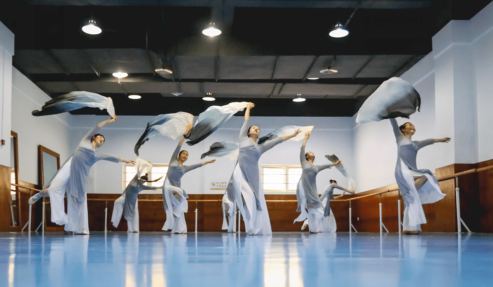 东方神韵创作的古典舞左手指月,来展现气贯长虹的中国剑_舞蹈