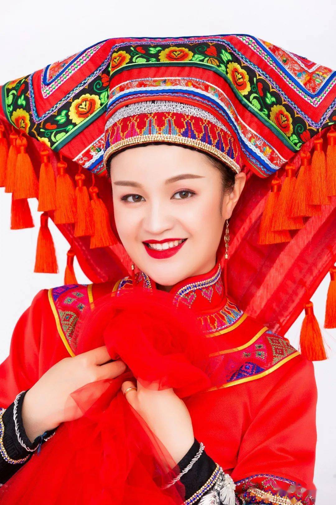 中央民族歌舞团青年演员李雪携手油茶小镇为恭城歌唱献礼县庆