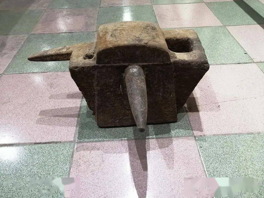 四边分别铸有锻打制品所需的锥形器,楔形器,錾孔器(圆眼)和放锤子的方