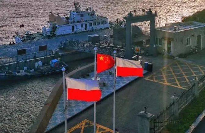 引航员上船,船员必须升 上白下红的"h"旗,代表我船有引航员在引领.