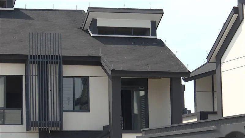 尖山新区项目驻镇规划师李海斌告诉发布君,"传统的中式建筑,大坡屋顶