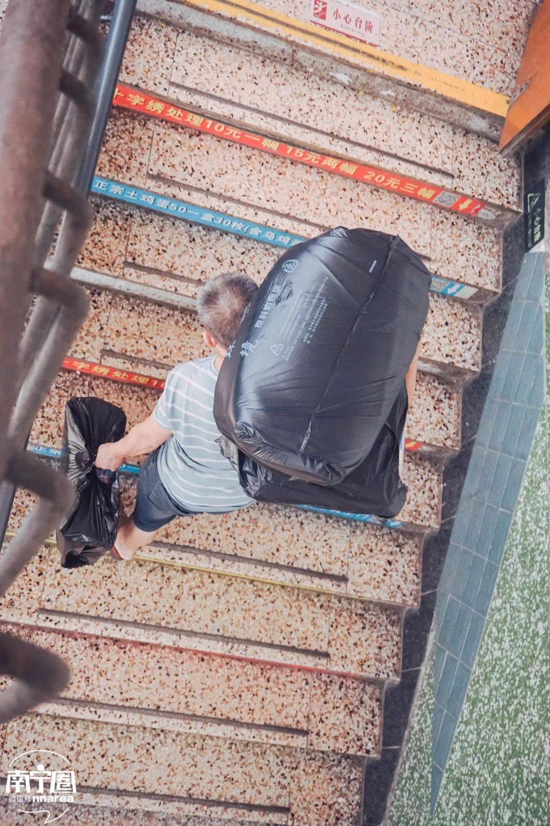 在没有电梯的交易场,常常能看到光着膀子将货物扛上肩头的搬运工