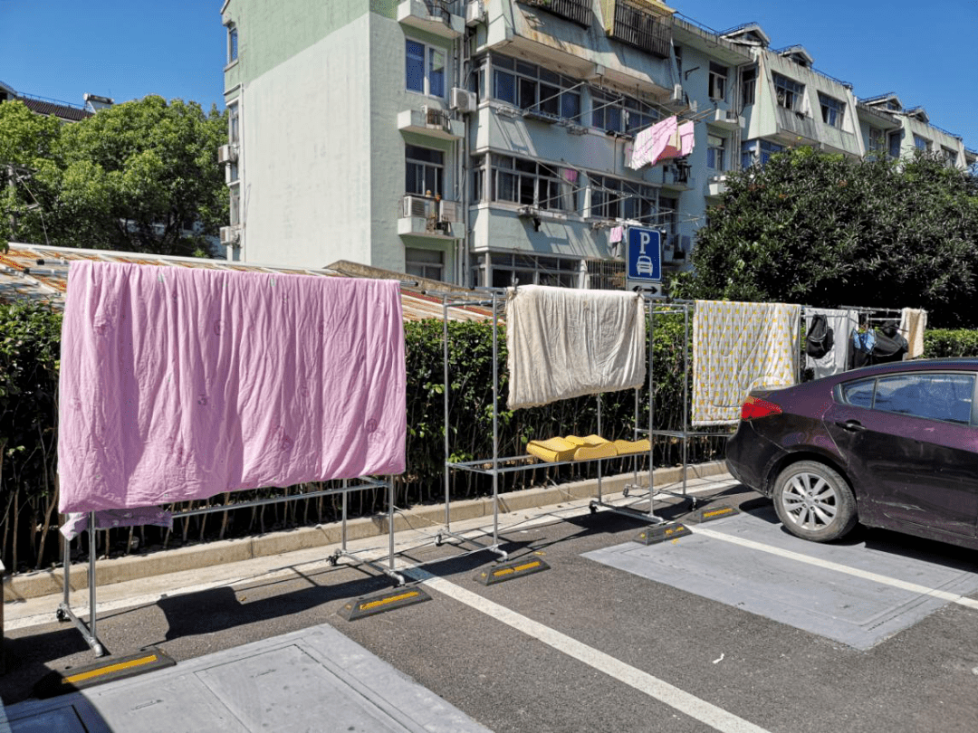 解决居民晾晒难松江这个小区推出可以拖着跑的共享晾衣架