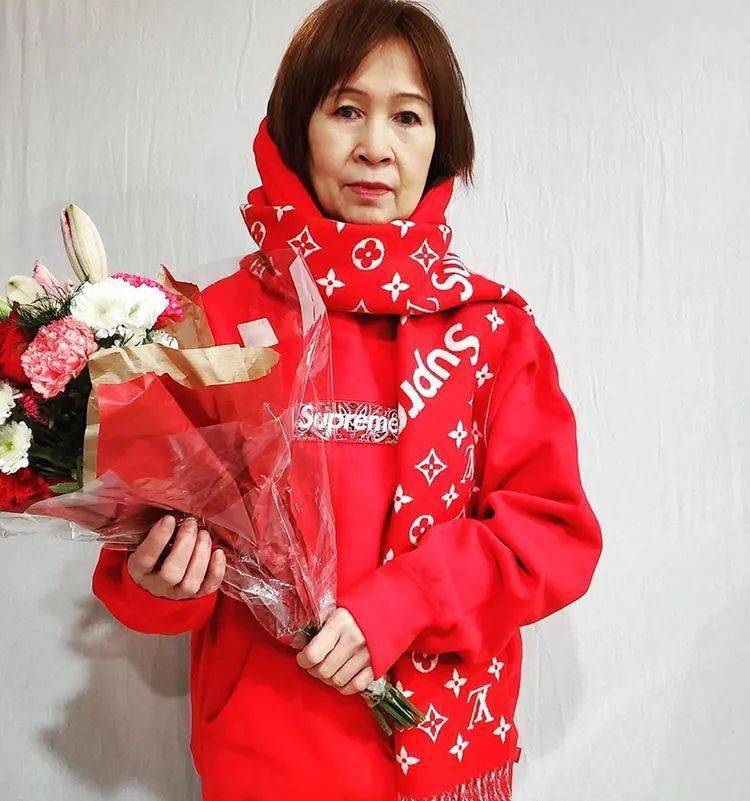 djsodatravisscott抢着合影这位中国大妈才是supreme女王