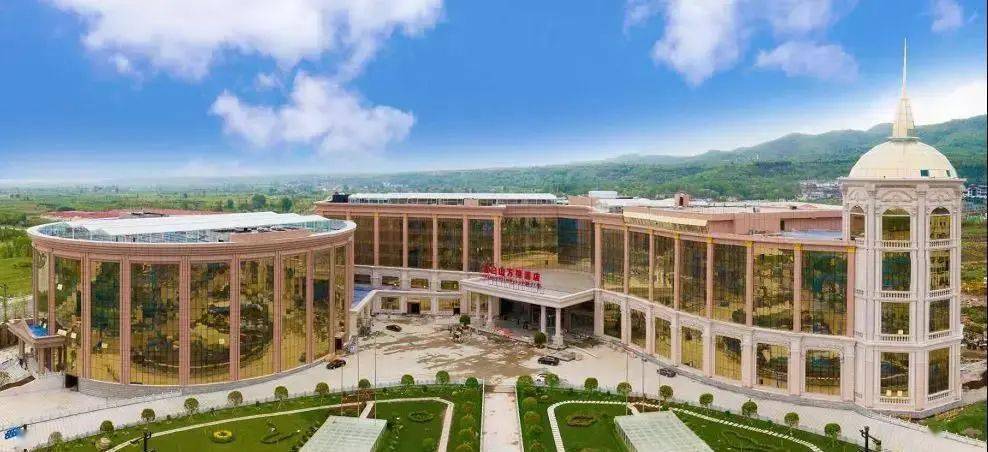 太白山万国酒店的温泉萃取地表2000米以下的优质深层岩矿泉,出水温度