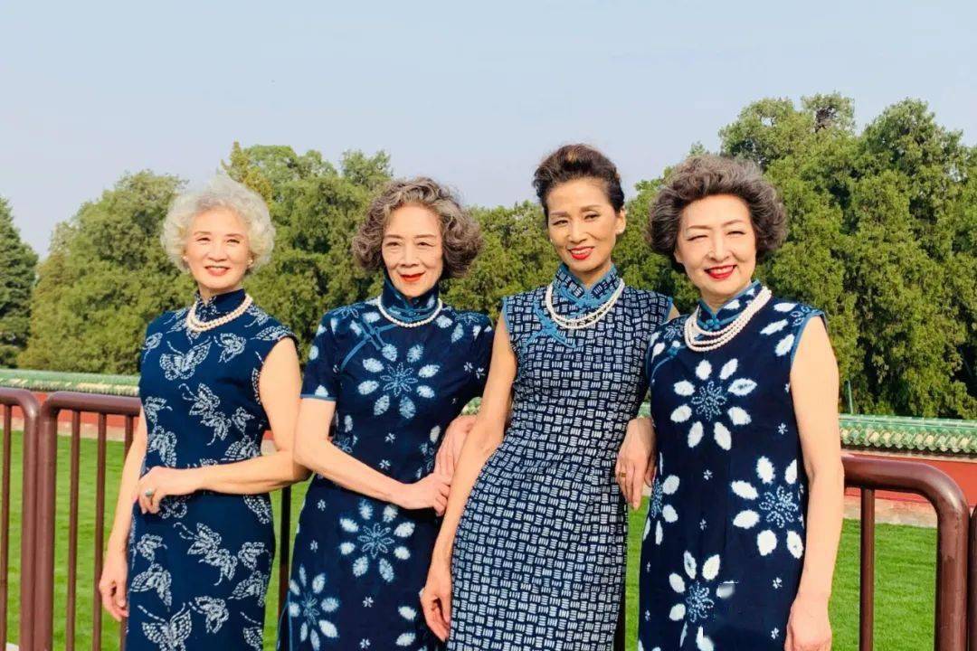 " 前一段时间, 网上有一支"时尚奶奶团"火了, 四位成员平均年龄67岁
