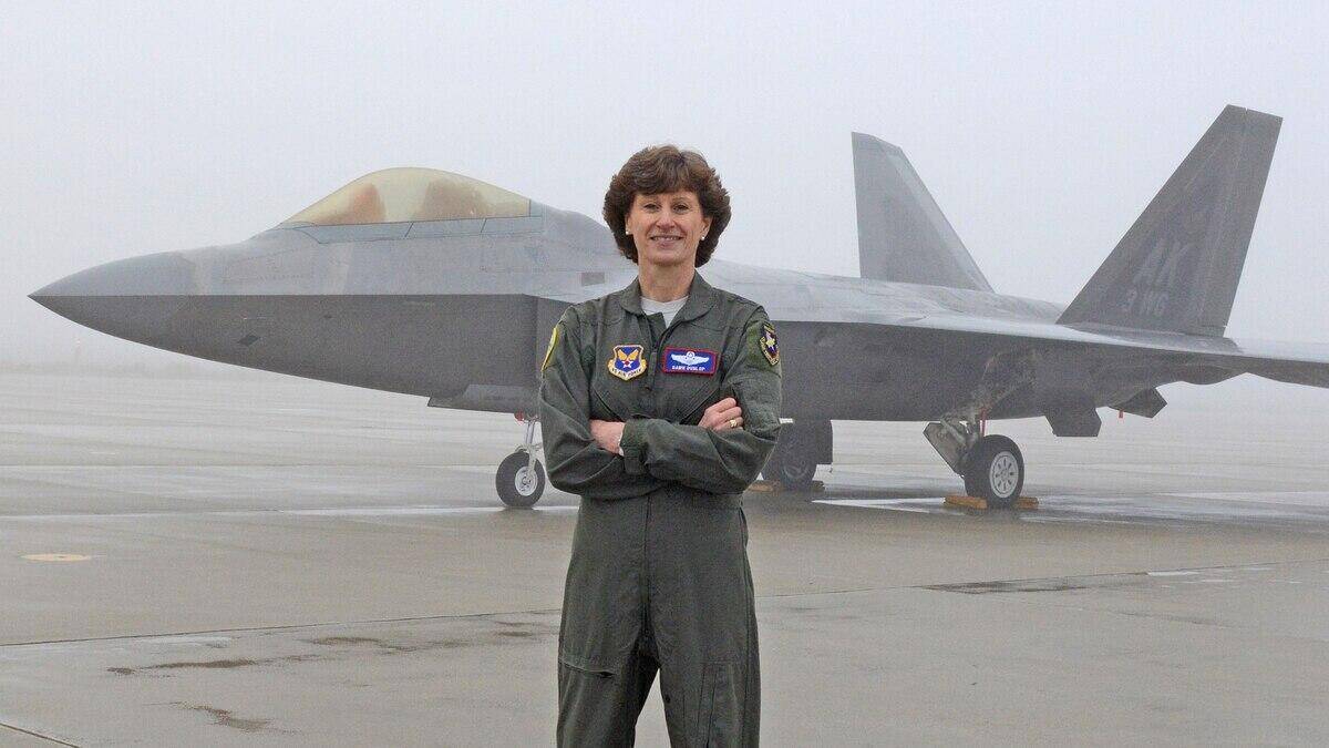 美军传奇女少将曝出丑闻遭撤职02曾是f22战机顶级女性飞行员
