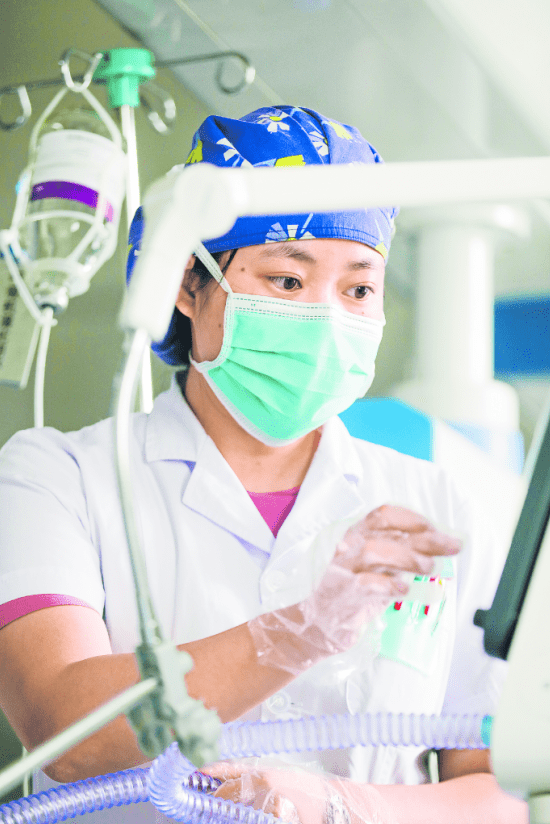 白衣执甲 冲锋一线 ——博州医务工作者工作掠影_医生