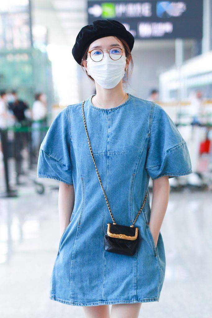 2020年8月19日讯,近日的街拍中,明星潮人们纷纷不顾高温大太阳,戴上了