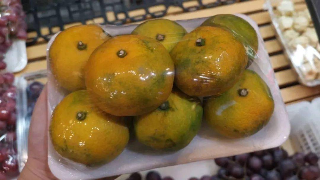呋喃香豆素与紫外线的"混合双打",会导致夏天就不可以吃柑橘类水果了