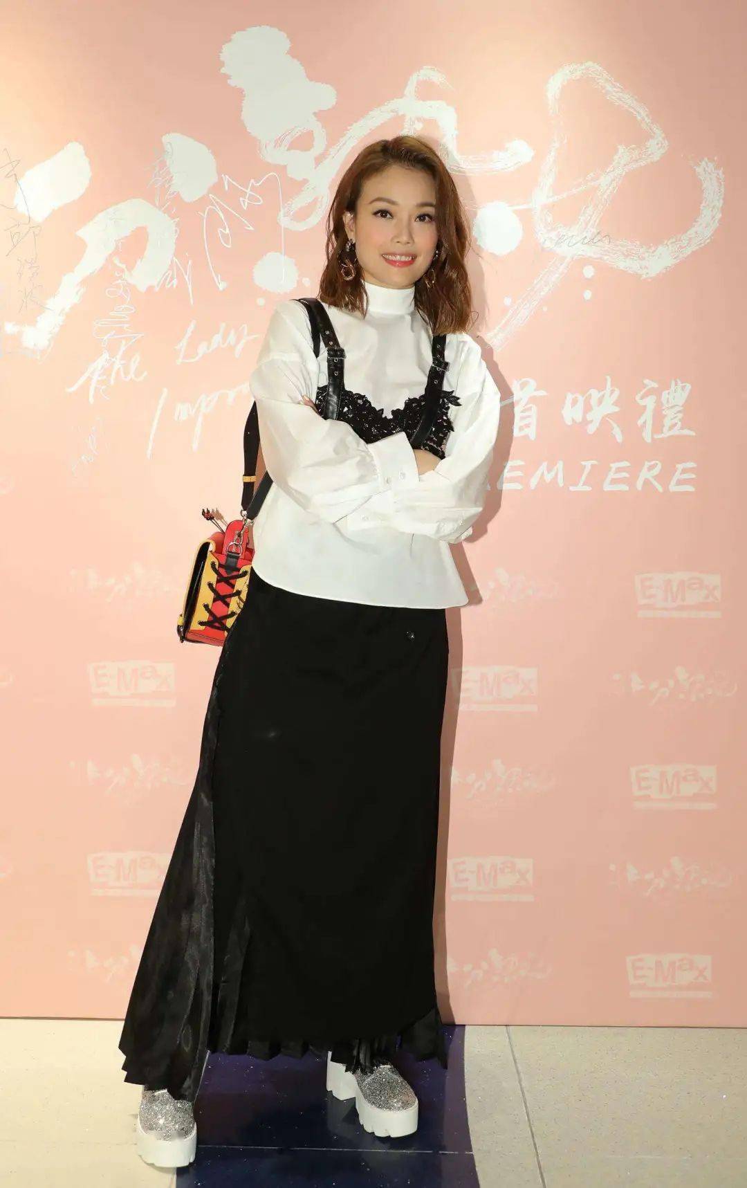 容祖儿穿蕾丝套裙装清纯小肚子赘肉泛滥40岁了还怎么嫩