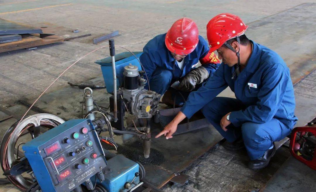 昆钢赵洪宾靠着刻苦专研和勤学苦练,逐步成长为一名顶级"大焊匠",点赞