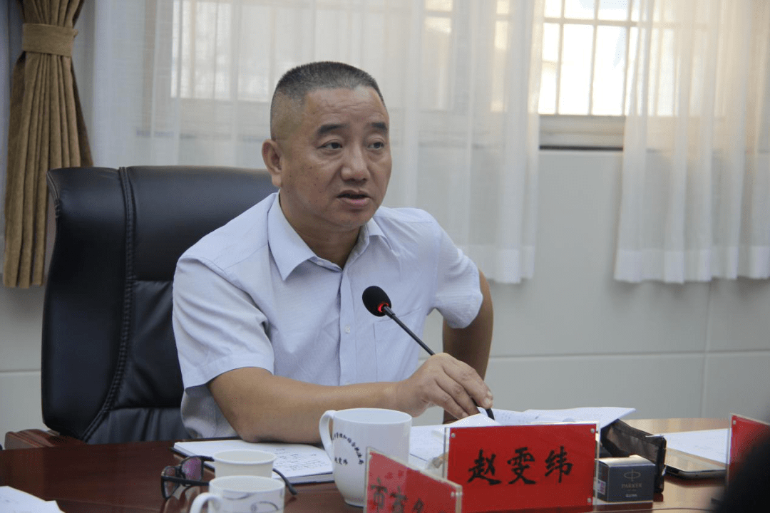 8月17日上午,市城管执法局组织召开市容环境卫生专业组创卫工作调度会