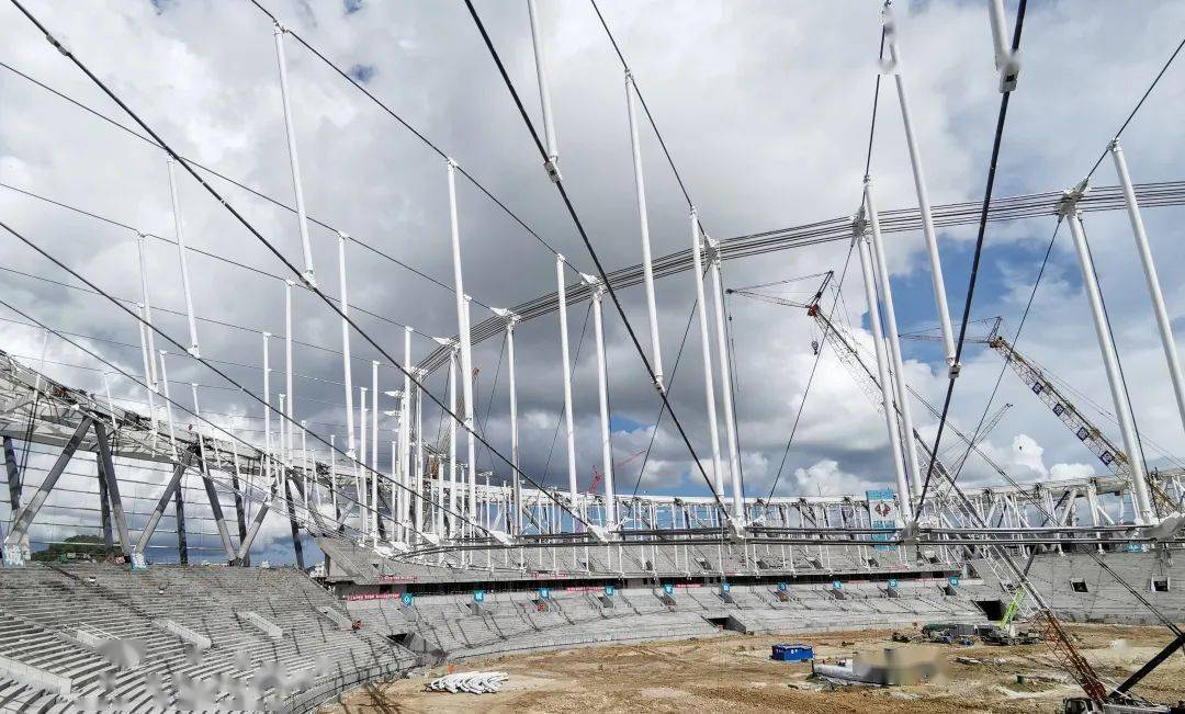 8万余平米,体育场屋盖为轮辐式索桁架结构,平面投影短轴224米,长轴