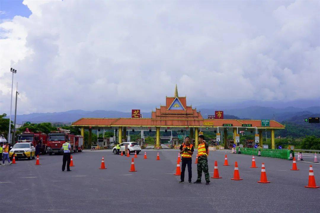交通事故救在身边德宏交警开展道路交通事故四位一体应急救援联合演练