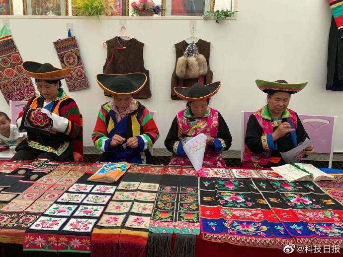 土族绣娘飞针走线绣出美好生活