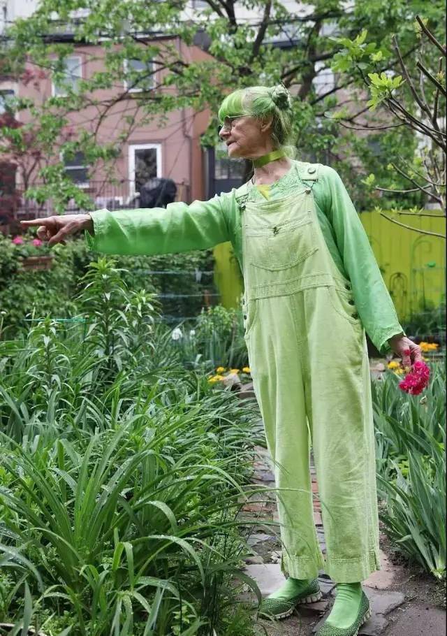 全世界最爱绿色的人!80岁奶奶满身满屋都是绿,你喜欢吗?