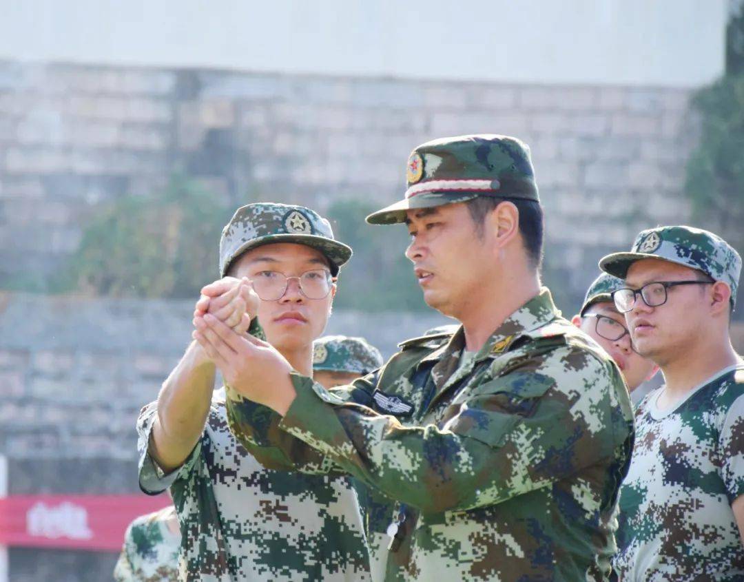 五星三名实践育人鼓山中学2020级高一新生军训拉开帷幕开学第一课