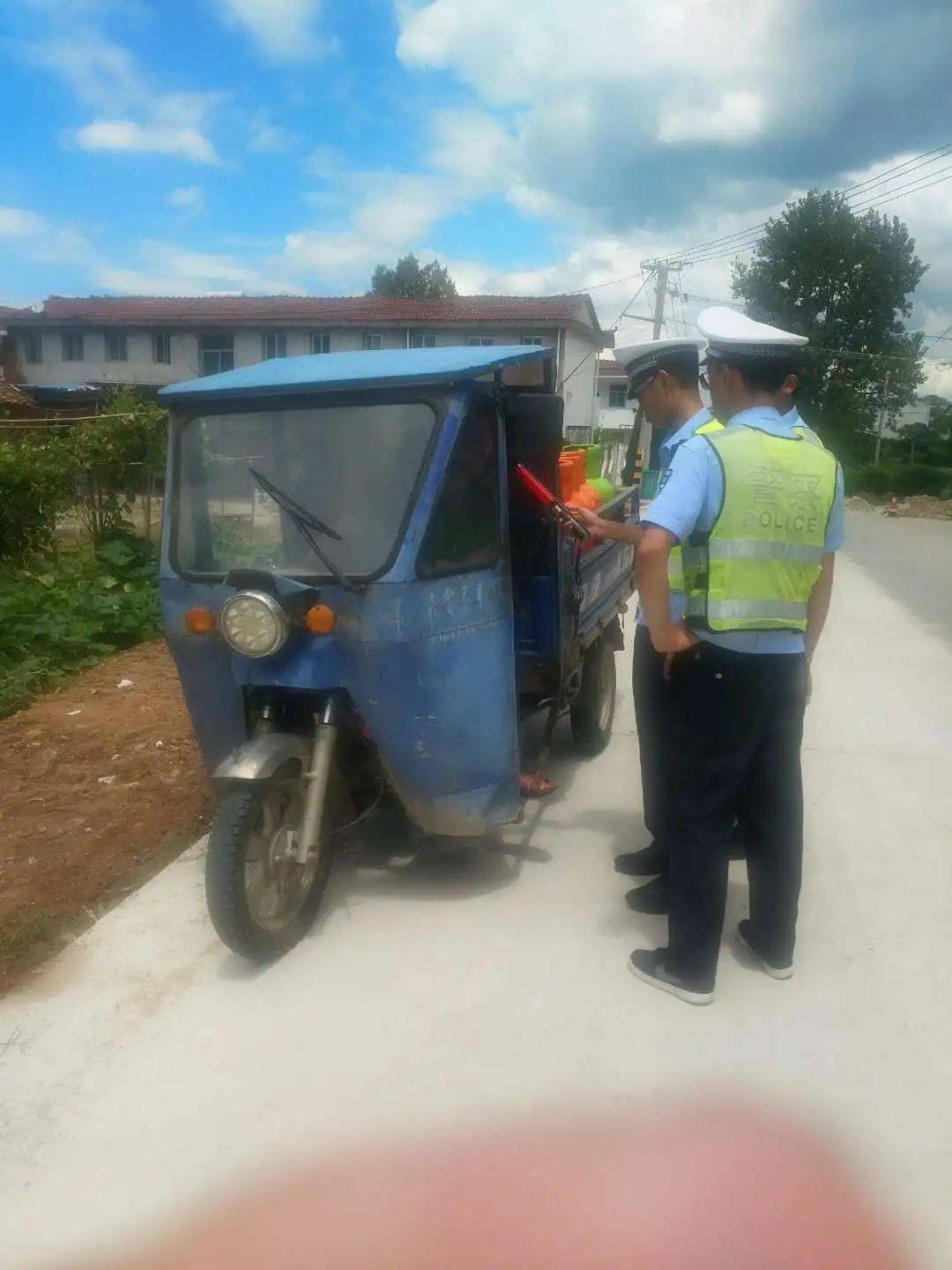 南城交警開展農村道路 酒駕 整治行動!_摩托車