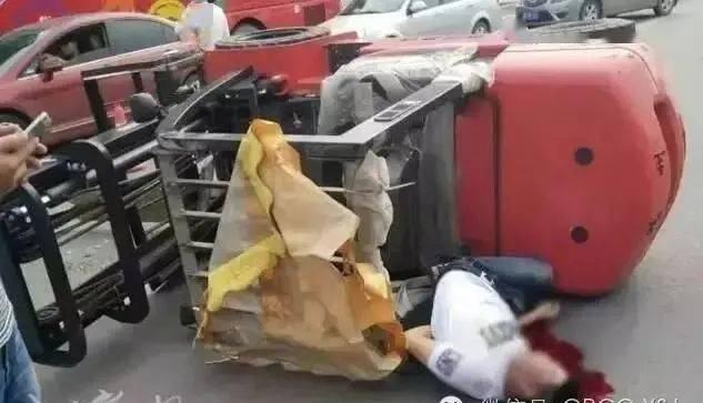 安大叔讲安全丨叉车侧翻,跳车or不跳车?_安全带