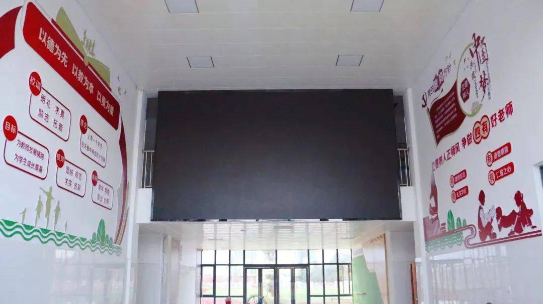 走进桑海小学,金色的校名在阳光下熠熠生辉,综合楼前面,是一座"关爱