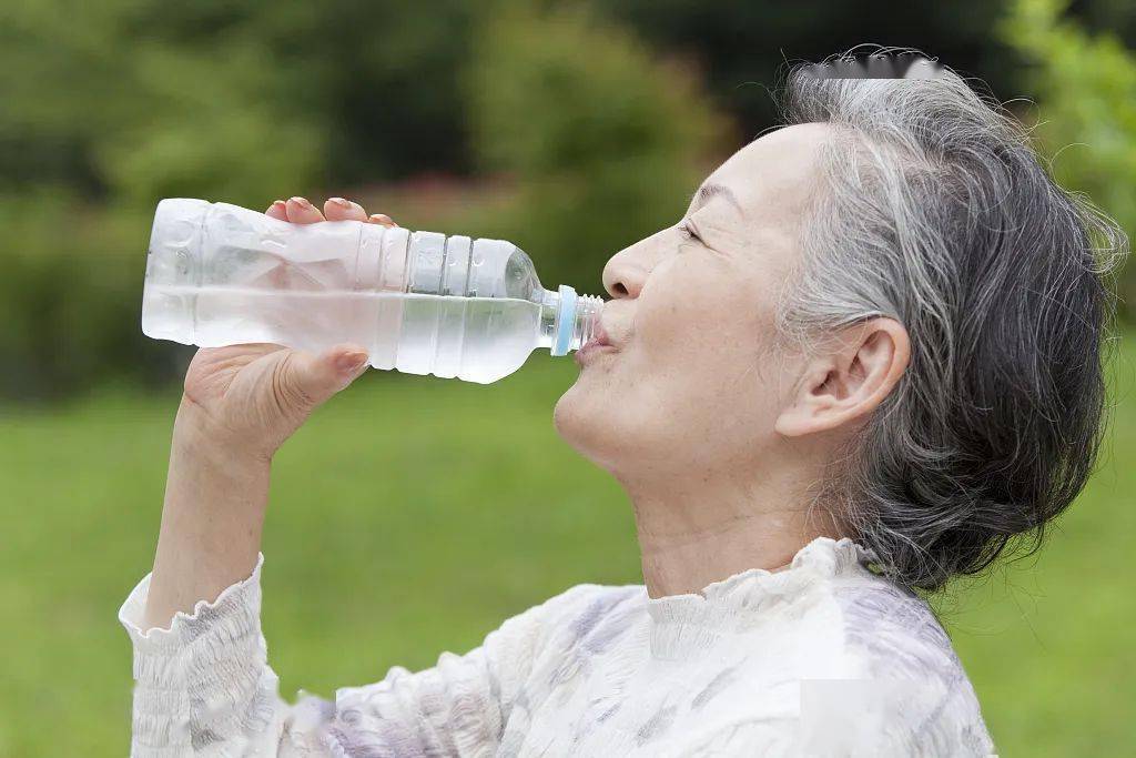 注意口干口渴喝大量水也不管用当心是这些病发出的预警