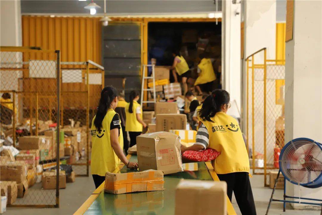 山江韵达速递有限公司的仓库一大早,在位于丹都街道龙都社区的扶贫微