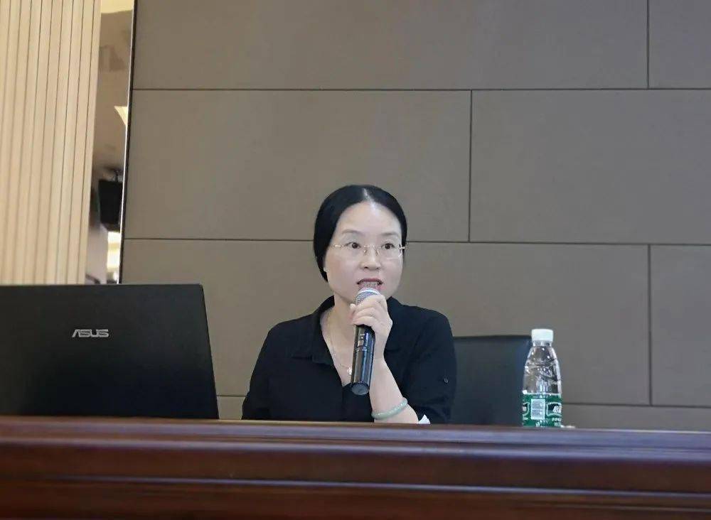 蓝晓云老师负责会议技术支持,王文静老师负责宣传报道