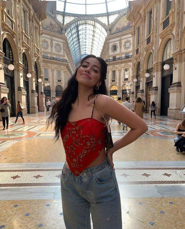 衬衫穿搭衬衫这件本来标榜着气质的单品会被cindy kimberly驾驭成什么