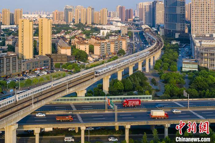 列车行驶在上海轨道交通11号线北段延伸工程花桥段兆丰路站附近