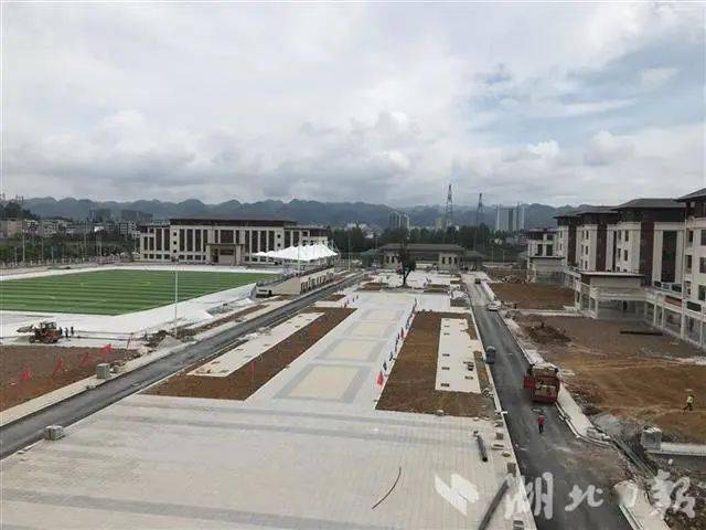 钟灵山下新摇篮小编带你探访利川一中新校区